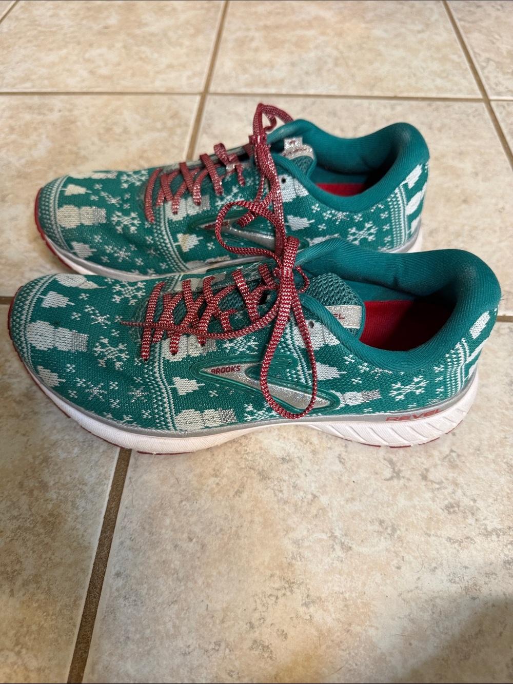 Rare Revel 3 Brooks Christmas Running Shoe